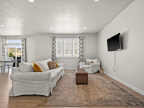 3rd image of 942 W Independence Way #152