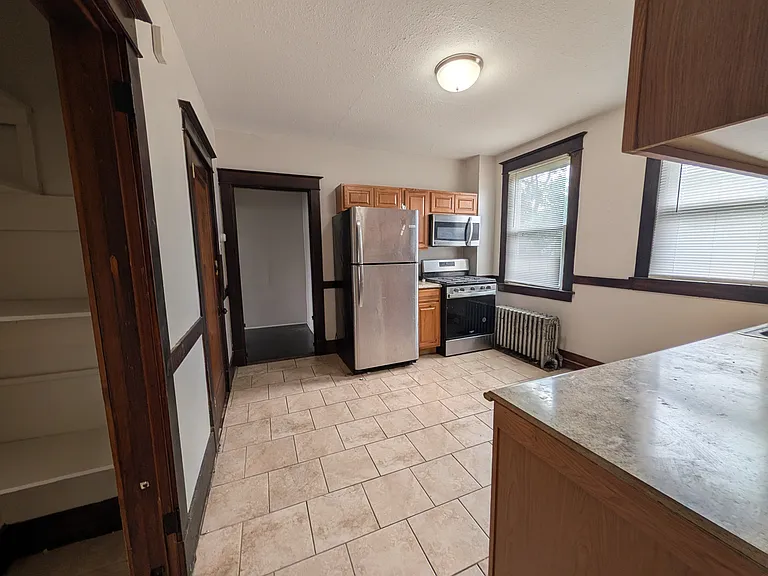 216 Sarah St — Photo 2