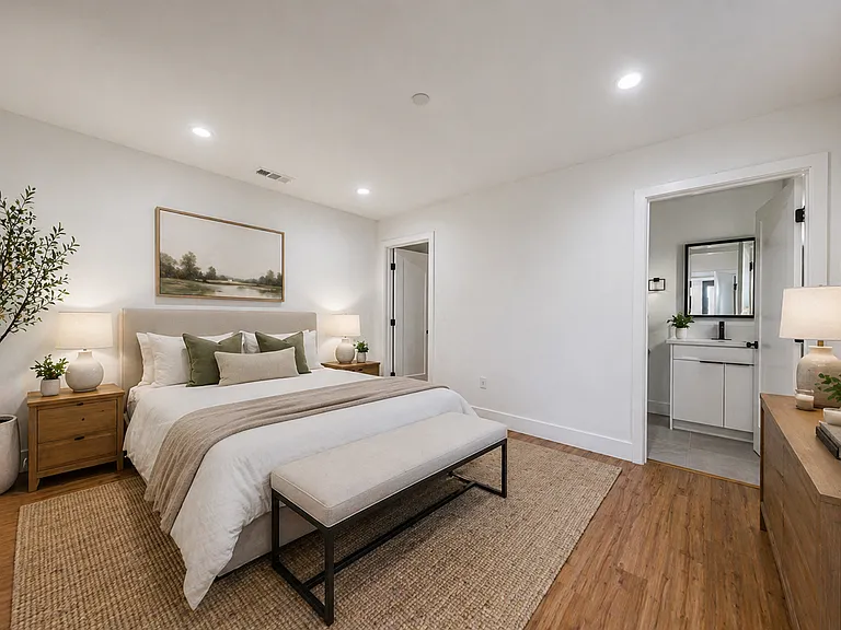 Luxury 3 & 4 Bed Townhomes | Walk to NoHo Arts District + Toluca Lake — Photo 17