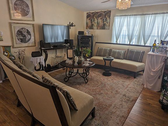 4th image of 802 Petunia Way #802
