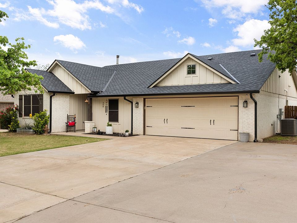 1st image of 208 N Oak Ln