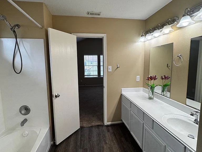 1411 Hallcroft Ln — Photo 10