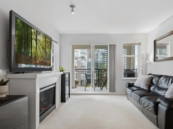 4833 Brentwood Dr #308, Burnaby, BC V5C 0C3