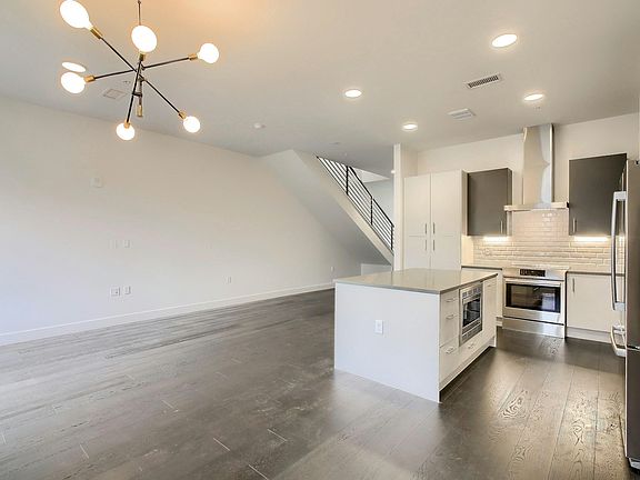 5th image of 2570 Lawrence St #204