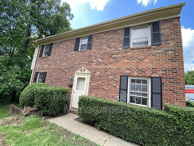 1st image of 414 Olde Greenwich Cir