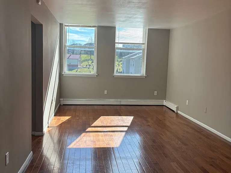 321 Monroe St — Photo 6