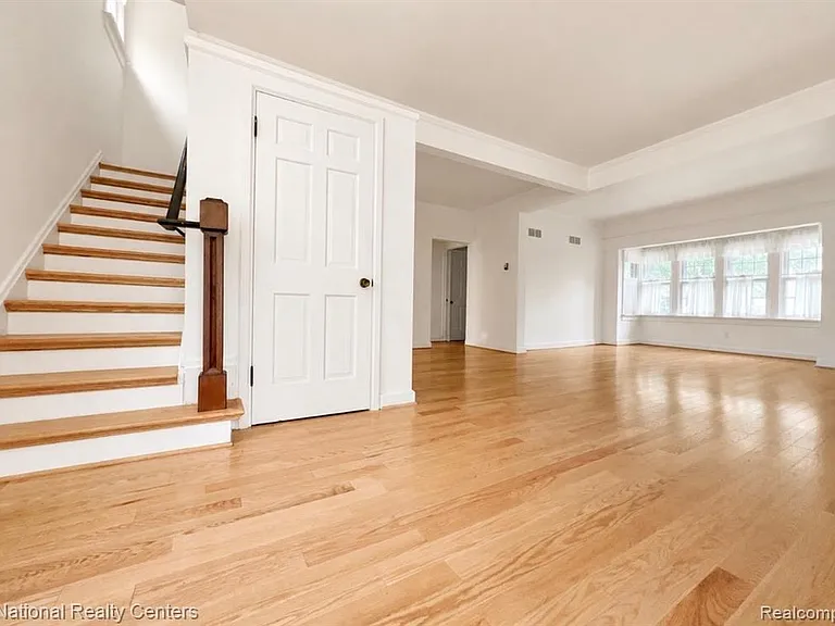 229 Linden St — Photo 6