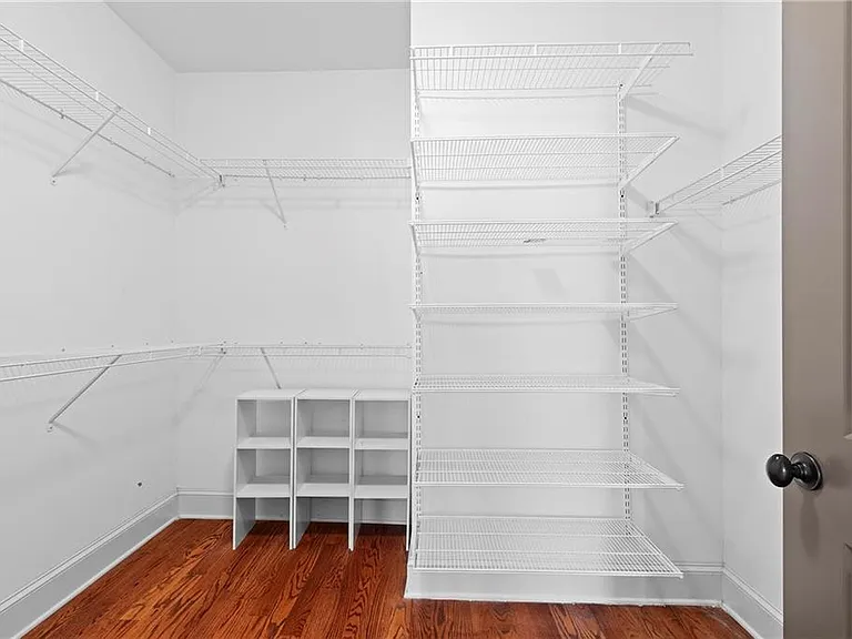 81 College St — Photo 25