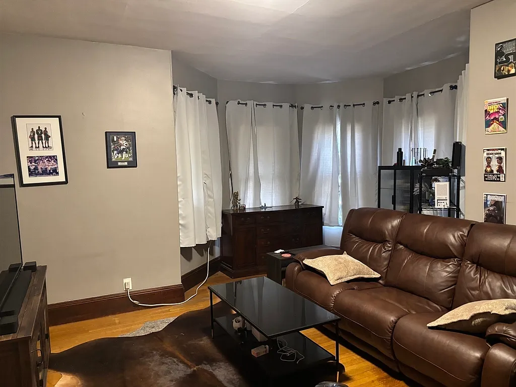3 bed, 1.0 bath, 950 sqft, $3,000 — Photo 4