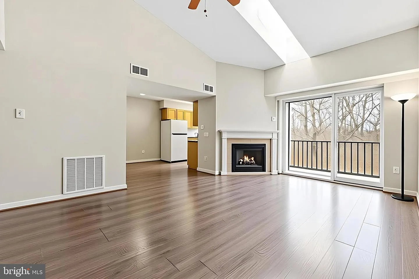 2 bed, 857 sqft, $2,100 — Photo 3