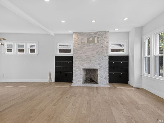 3rd image of 446 King St