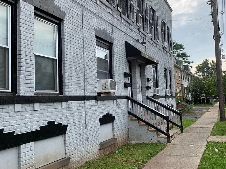 1301 E 2nd St — Photo 1