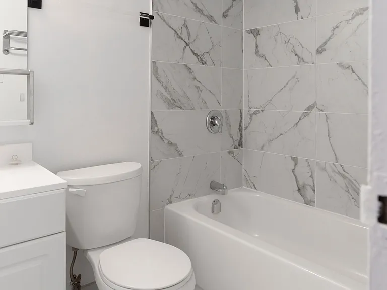 150 Lakeshore Rd W #1003 — Photo 25