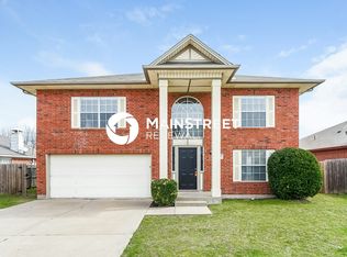 6615 W Lynn Creek Dr, Arlington, TX 76001