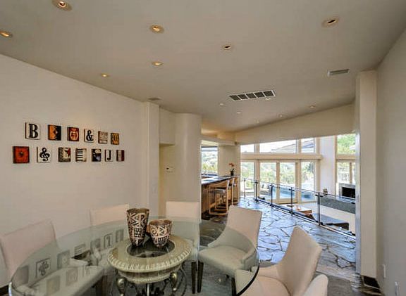 3rd image of 10 Kingswood Cir
