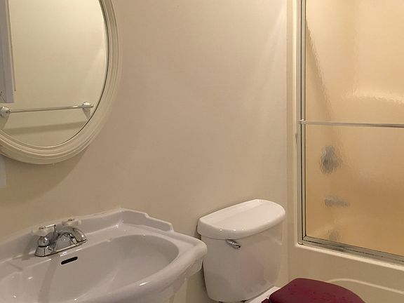 4th image of 404 Westgate Dr