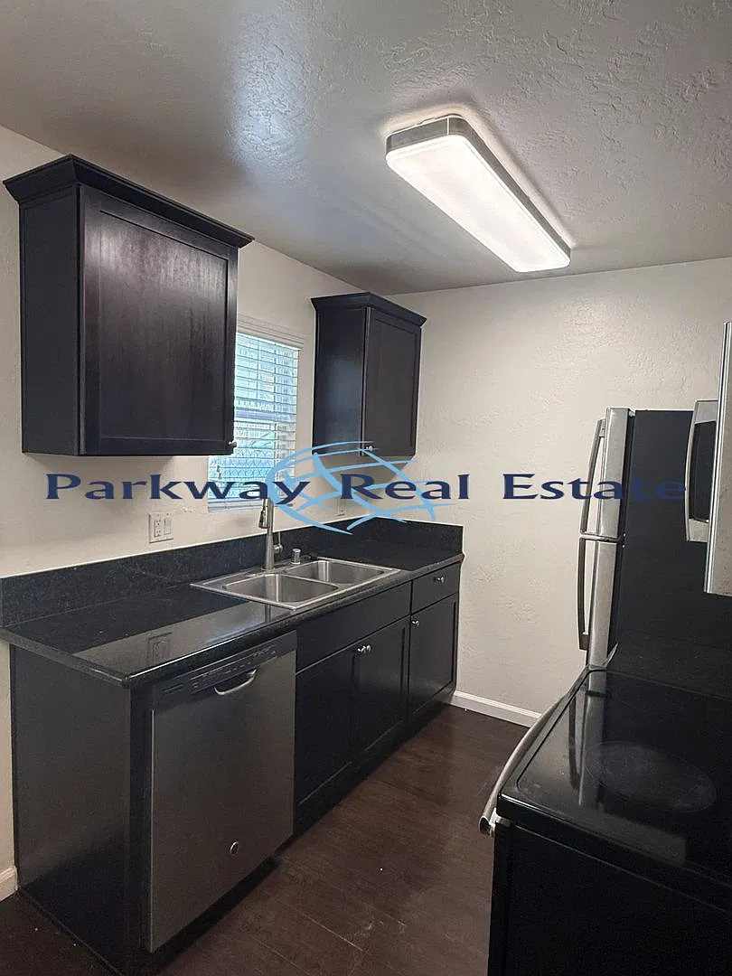 Broadway Apts — Photo 1