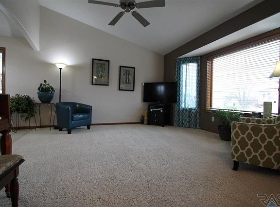 4th image of 608 Rosewood Dr