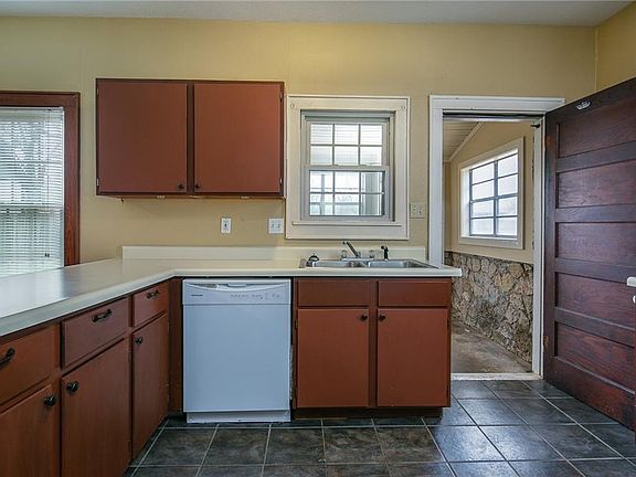 4th image of 303 N Main St