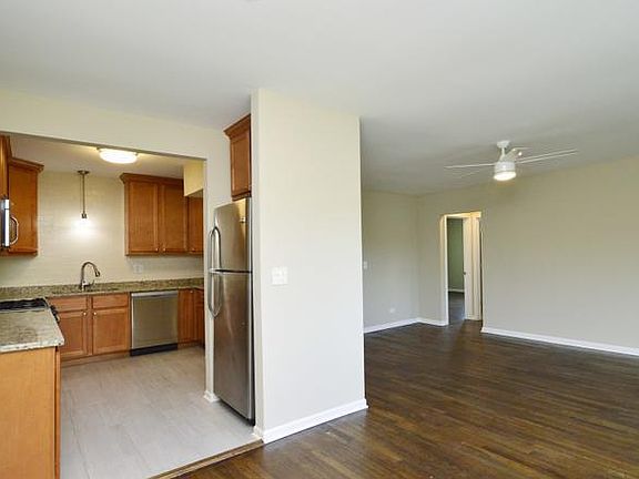 4th image of 1415 W Pratt Blvd #40