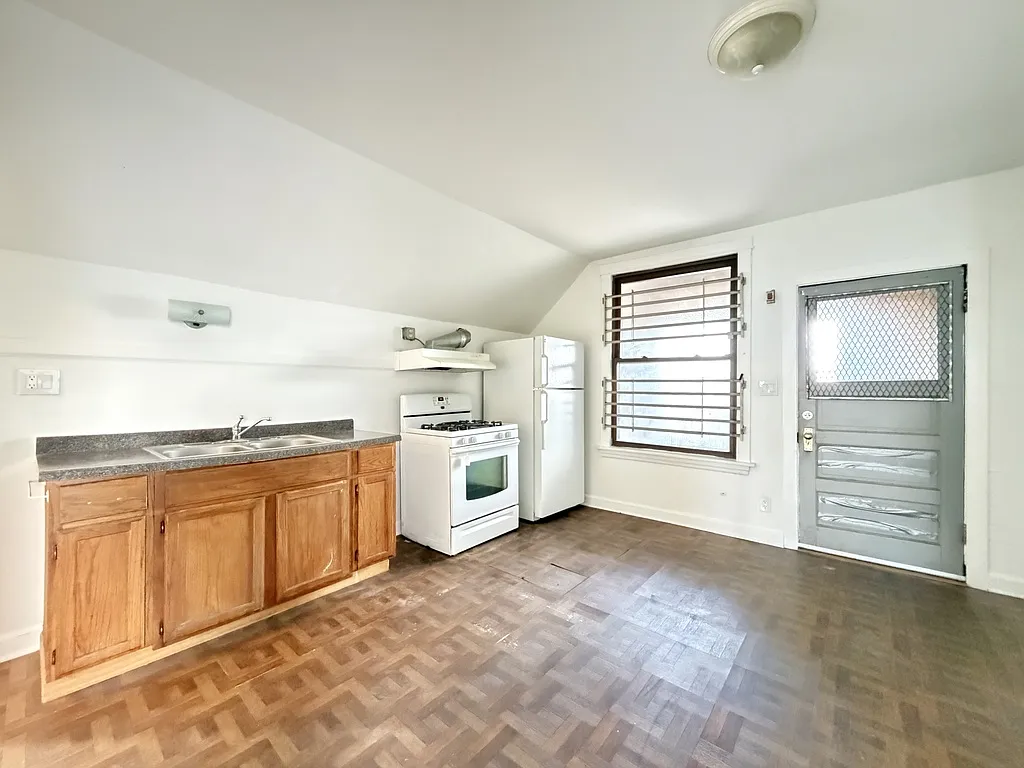 Attractive 2 Bed, 1 Bath at McVicker + North (Galewood) — Photo 3