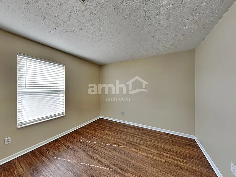 220 Hartford Ct — Photo 13