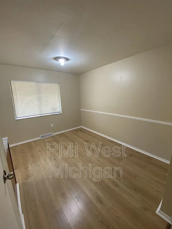 3 bed, 1.5 bath, 1320 sqft, $1,850 — Photo 3