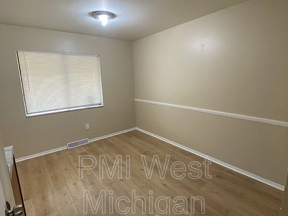 3rd image of 6081 In The Pines Dr SE