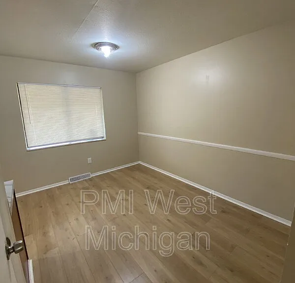 6081 In The Pines Dr SE — Photo 3