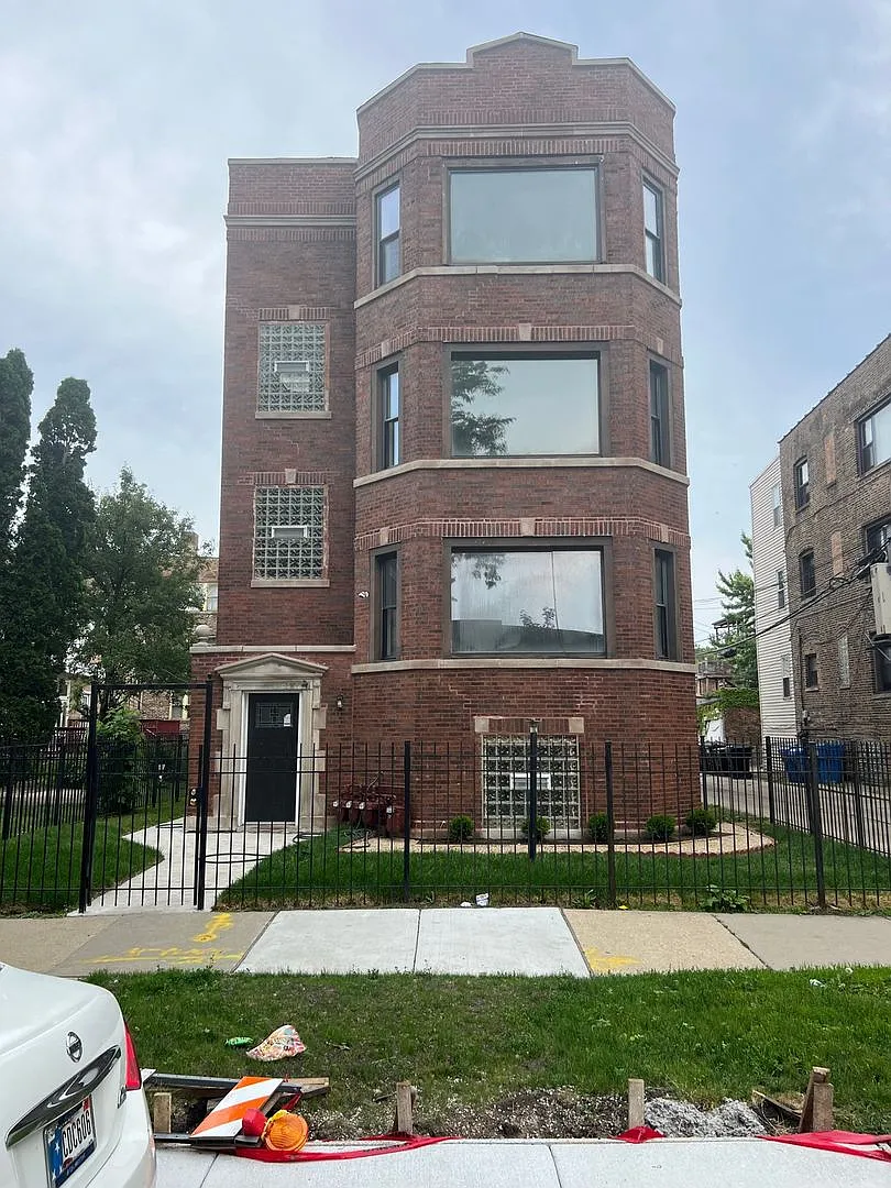 Charming 3BR Condo in Chicago — Photo 1