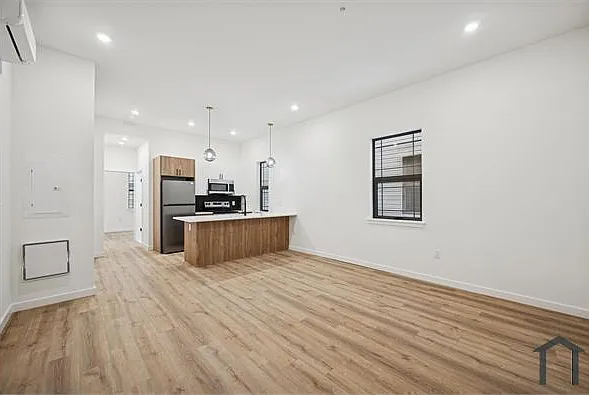 3 bed, 1050 sqft, $1,200 — Photo 3