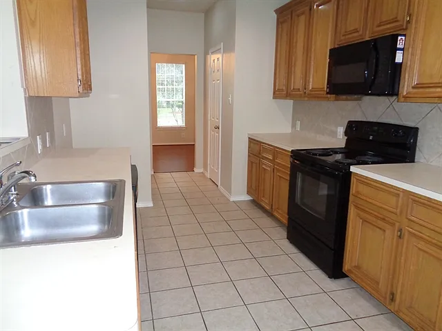 4 bed, 2.5 bath, 2434 sqft, $2,555 — Photo 2