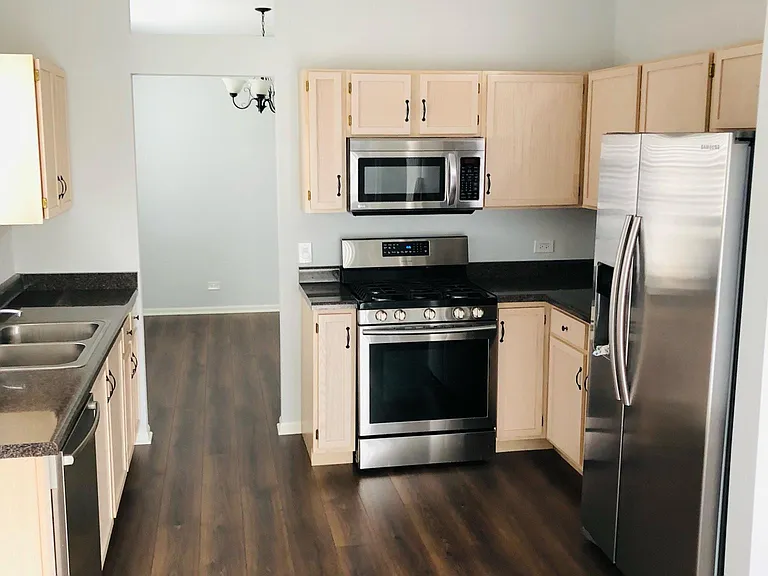 935 Cynthia Ln — Photo 2