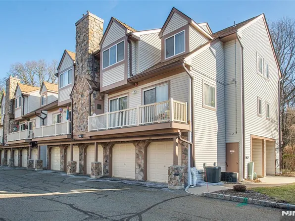 119 Woods Edge Dr, Succasunna, NJ 07876