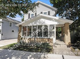 905 Jackson St NW, Grand Rapids, MI