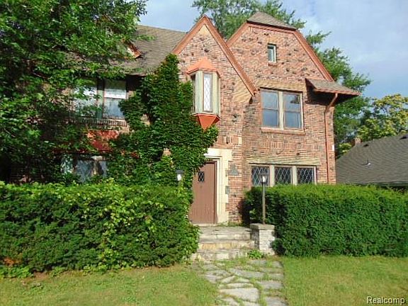 2nd image of 256 Ottawa Dr
