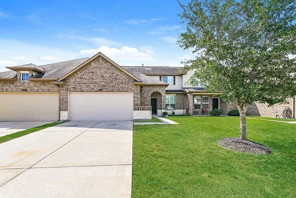 3 bed, 2.5 bath, 1669 sqft, $1,815 — Photo 1