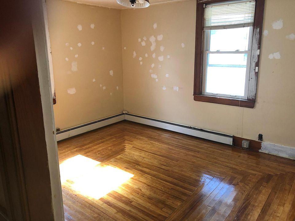 1ST FLOOR LIVING ROOM