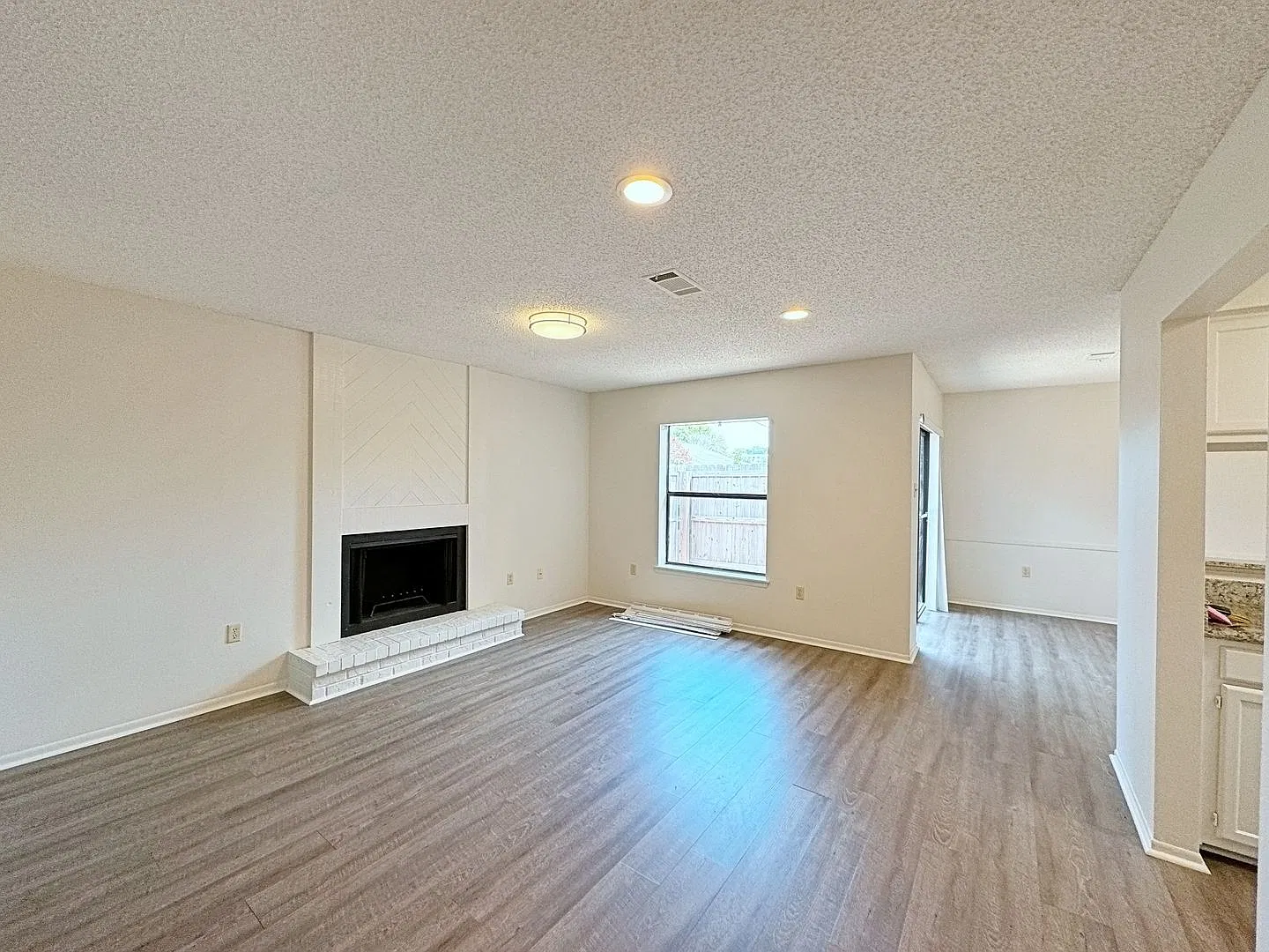 2 Bedroom Condo off Essen near local Hospitals — Photo 4