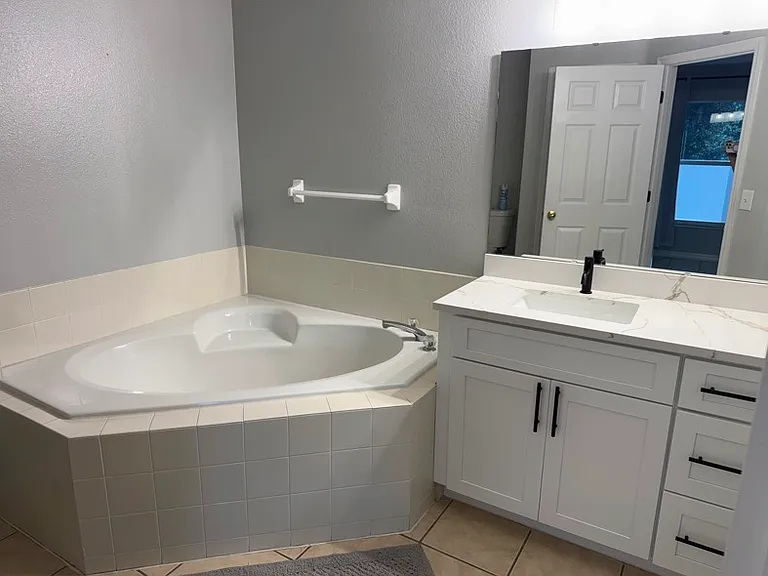 Master bathroom Garden tub