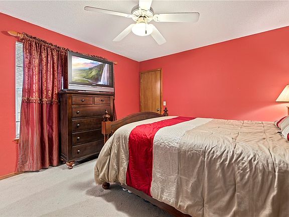 4th image of 14 Buckingham Dr