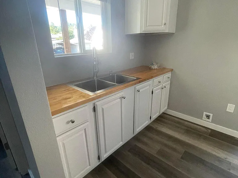 212 W 5th St #1 — Photo 10