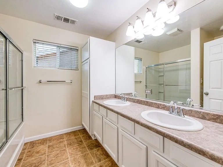 551 S Kona Ave — Photo 19