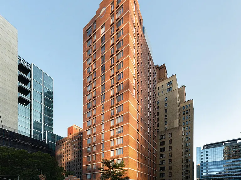 444 W 35th St #6C — Photo 13