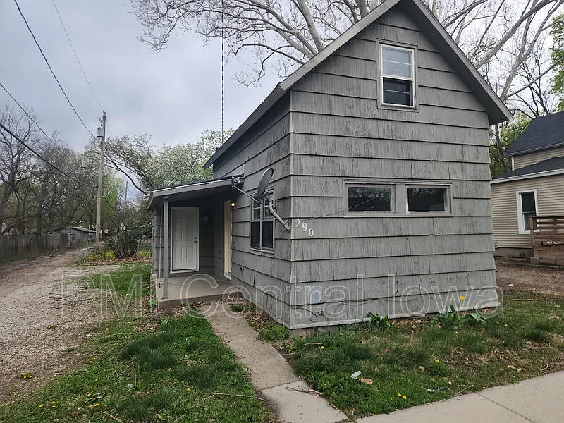 290 E 17th St