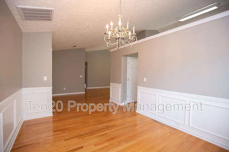 4 bed, 3.0 bath, 2600 sqft, $2,150 — Photo 4