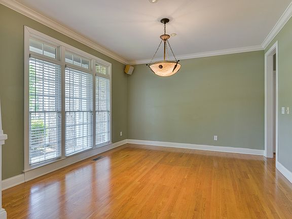 3rd image of 565 Ploughmans Bend Dr