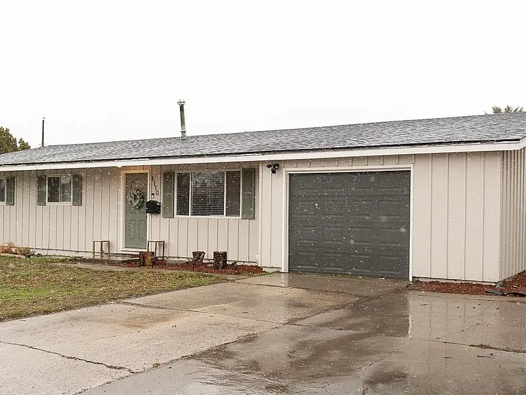 1110 Phelps Cir — Photo 1
