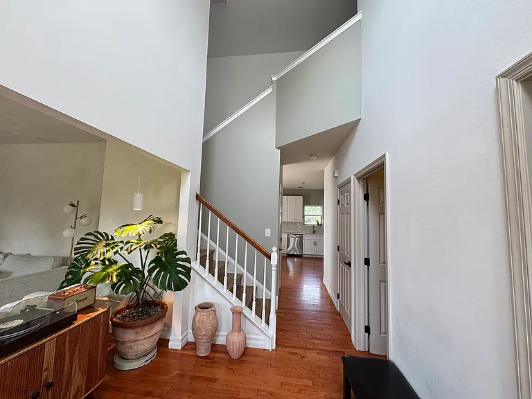 35 Lois Ln — Photo 8