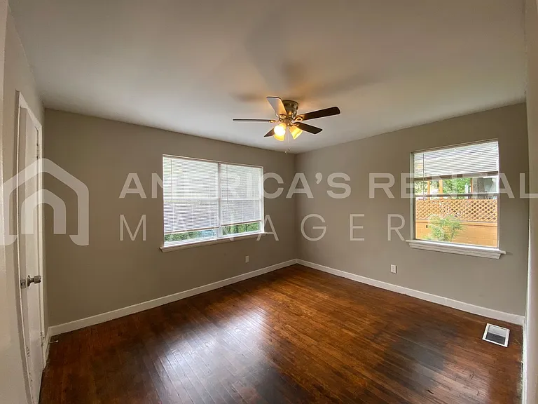 828 Vanderbilt St — Photo 7
